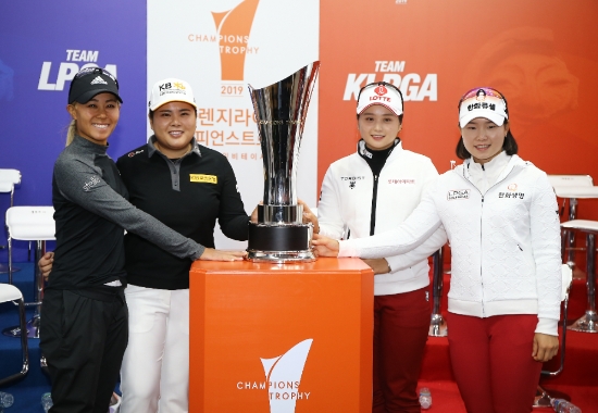 LPGA팀 다니엘 강, 박인비과 이에 맞서는 KLPGA팀 최혜진, 임희정(왼쪽부터) 사진. 사진=오렌지라이프 챔피언스 대회본부