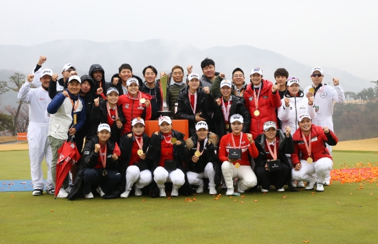 KLPGA 선수들이 우승 기념 촬영을 하고 있다 사진제공-박인비인비테이셔널 대회본부