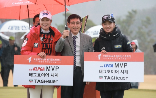 김아림과 이정은 대회 MVP 시상을 받고 있다. 사진=대회본부