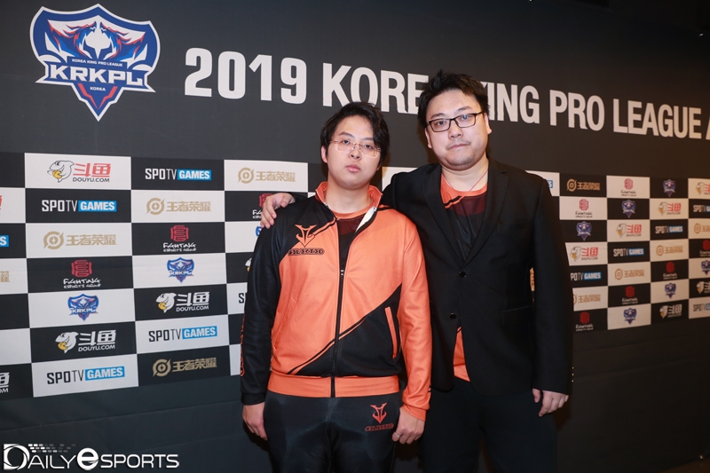 'Msir' 지앙보어유엔(왼쪽)과 쓰 하오 감독.