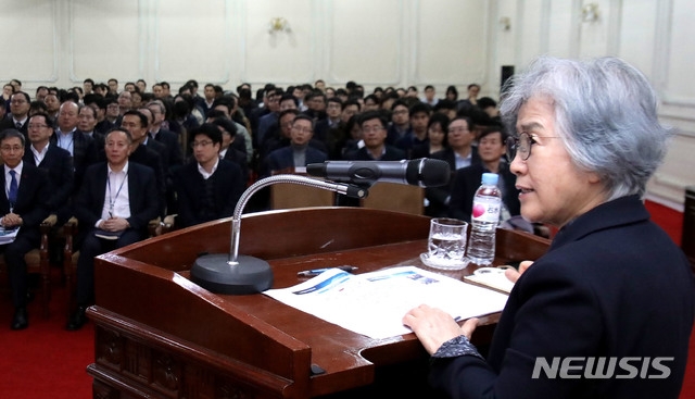 박은정 국민권익위원회 위원장이 29일 오후 경기 정부과천청사 방위사업청에서 '정부의 반부패 정책추진 방향'을 주제로 한 청렴특강을 하고 있다.