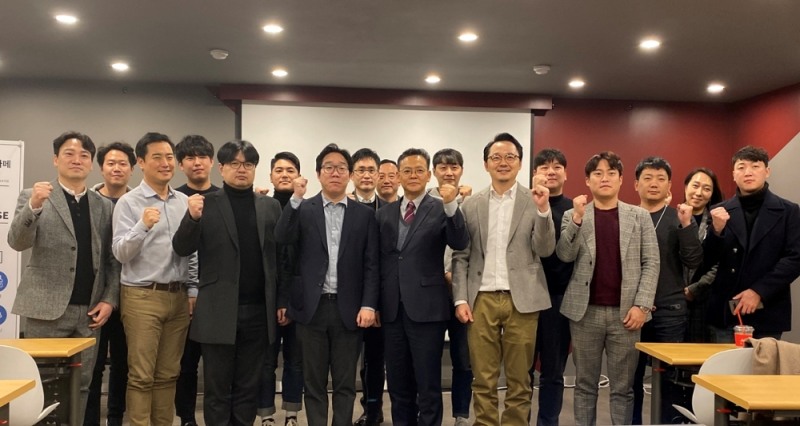 <블록체인사업협동조합 최진영 사무국장, 체인캐비넷 홍상진 대표, 블록크래프터스 박수용 대표, 넥서스원 김성구 대표, 규제개선추진단 하승우 위원,  아이콘루프최지영 이사, 후오비 코리아 박시덕 대표,  규제개선추진단 이찬민 팀장, YSK미디어 송도근 고문 및 WGS, 프레스토 강경원 대표, 슈퍼트리, VA글로벌 담당자가 지난 29일 개최된 민관합동규제개선추진단 간담회에서 기념촬영을 진행하고 있다>