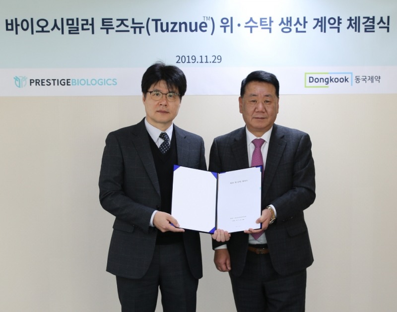 지난 달 29일 진행된 바이오시밀러 투즈뉴(TuznueTM) 위.수탁 생산 계약 체결식. 프레스티지바이오로직스 이문재 대표이사(왼쪽), 동국제약 오흥주 대표이사(오른쪽)