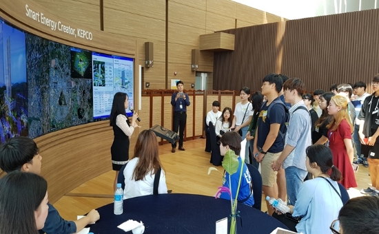2019년 상반기 대학생 행정체험단이 한전 본사를 방문해 인재 채용 및 회사 현황에 대해 설명을 듣고 있다./사진=나주시