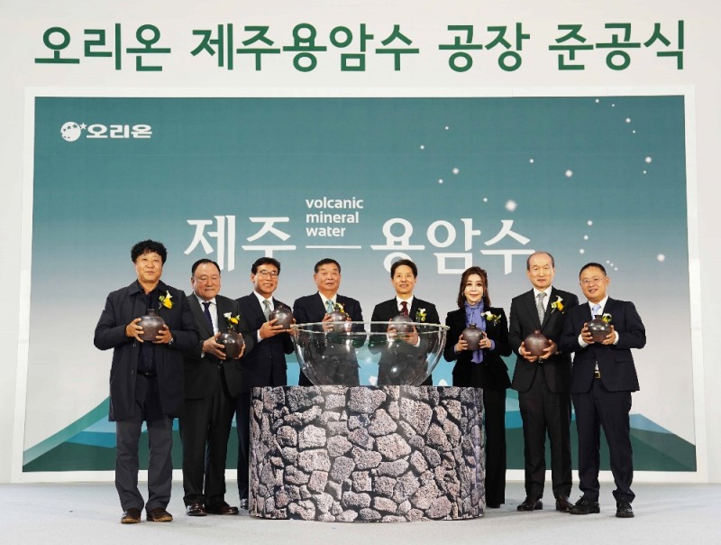 ㈜오리온제주용암수 제주공장 준공식 사진 (참석자 : 좌측부터 허광호 구좌읍 한동리 이장, 하연순 금곡학술문화재단 이사장, 송석언 제주대학교 총장, 김성언 제주특별자치도 정무부지사, 담철곤 오리온그룹 회장, 이화경 오리온그룹 부회장, 허인철 오리온그룹 총괄 부회장, 장이춘 중국중상해민그룹 회장)