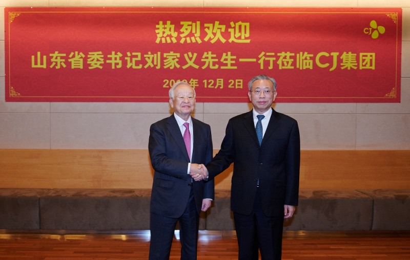 손경식 CJ그룹 회장(왼쪽)이 류자이 중국 산동성 당위원회 서기(오른쪽)와 기념촬영을 하고 있다