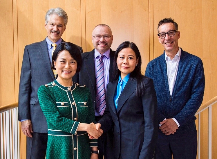 삼양바이오팜USA의 이현정 대표(앞열 좌측)와 캔큐어사의 제니퍼 D. 우(Jennifer D. Wu) 대표(앞열 우측)가 SYB-010의 라이선스인 계약 후 기념 촬영을 위해 양사의 주요 임원들과 함께 포즈를 취했다. 뒷줄 좌측부터 삼양바이오팜USA 데이비드 G.  브룩스(David G. Brooks) 임상개발담당 최고책임자, 삼양바이오팜USA  제프리 랑게(Jeffery Lange) 사업개발담당 최고책임자, 캔큐어사 그랜트 리스돈(Grant Risdon) 사업개발담당 최고책임자.