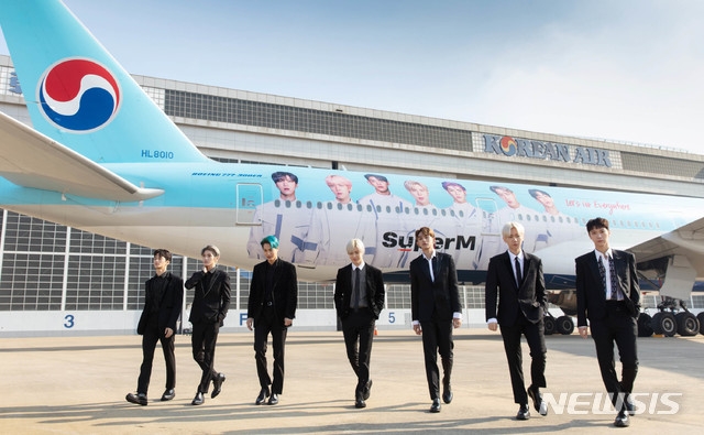 슈퍼엠(SuperM)이 서울 강서구 대한항공 본사에서 대한항공 글로벌 앰배서더(Global Ambassador)로 위촉된 후 포즈를 취하고 있다.
