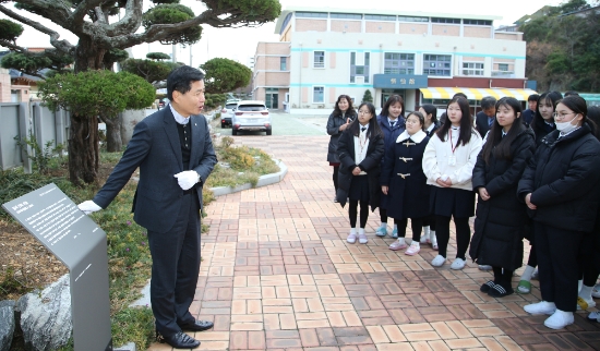 장석웅 전남교육감이 친일잔재 석물 표지판 설명을 하고 있다./사진=도교육감