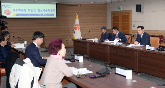 이용섭 광주광역시장이 4일 오전 시청 3층 소회의실에서 열린 ‘민주화운동기념 및 정신계승위원회’에 참석해 회의를 주재 하고 있다./사진=광주광역시
