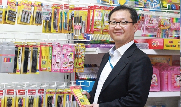 스마트공장을 도입한 김학재 동아연필(주) 대표