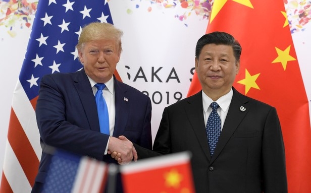 도널드 트럼프 미 대통령(왼쪽)과 시진핑(習近平) 중국 국가주석이 29일 주요 20개국(G20) 정상회담이 열리고 있는 일본 오사카(大阪)에서 정상회담을 위해 만나 악수를 나누고 있다.