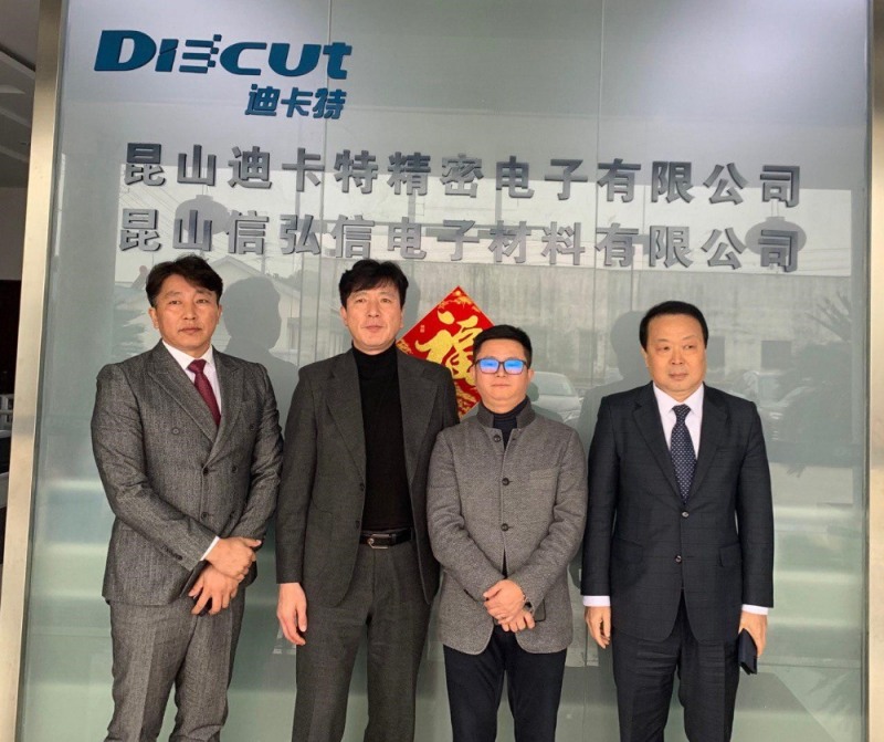 (사진설명:왼쪽부터 한국전자 문재훈이사, 강성덕대표, 중국측 대표, 김을문 연구개발자)