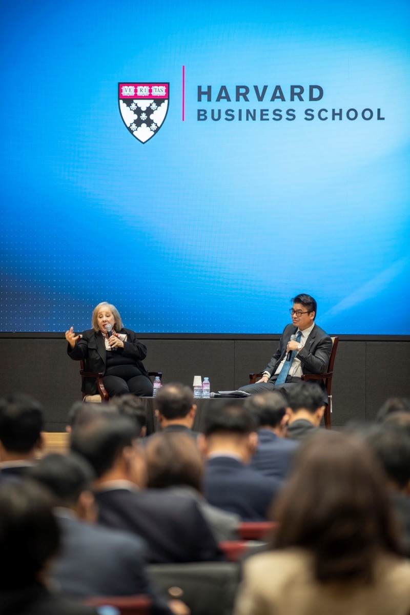하버드대 경영대학원 로자베스 모스캔터 교수(사진 왼쪽)와 신한금융지주 미래전략연구소 이성용 대표(사진 오른쪽)가 대담을 나누고 있다.