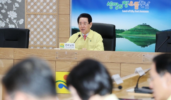 김영록 전라남도지사 5일 오전 도청 정철실에서 고병원성 AI 중점 방역대책 추진상황 점검을 위해 시ㆍ군 부단체장 영상회의를 주재하고 있다./사진=전라남도