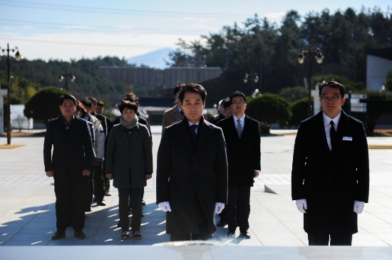 박시종 전 청와대 선임행정관이 국립 5.18민주묘지를 찾아 참배 하고 있다.