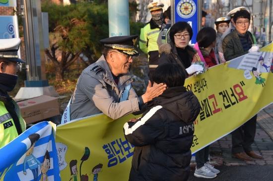 진희섭 해남경찰서장이 5일 어린이 등굣길 교통사고예방 캠페인을 실시했다./사진=해남경찰서
