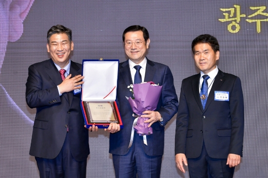 이용섭 광주광역시장이 5일 오후 서울 여의도 63빌딩에서 열린 '2019 목민상 시상식'에서 광역단체장으로는 최초로 목민상을 수상한 후 기념촬영을 하고 있다./사진=광주광역시