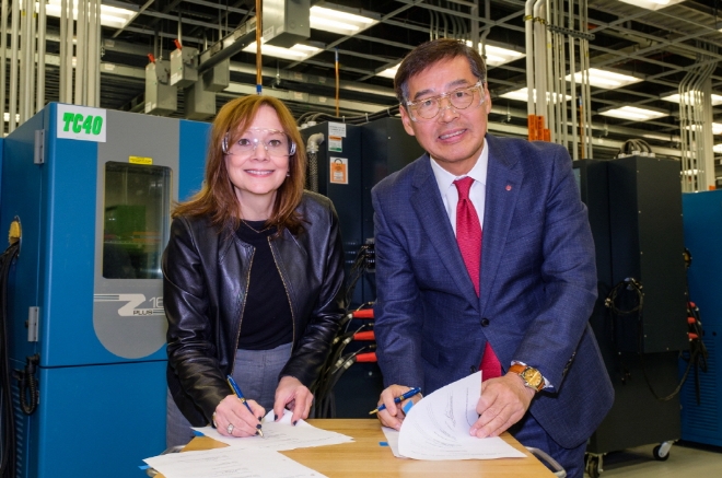 (사진=LG화학) LG화학 CEO 신학철 부회장과  GM CEO 메리 바라 회장이 합작계약을 체결하고 있다