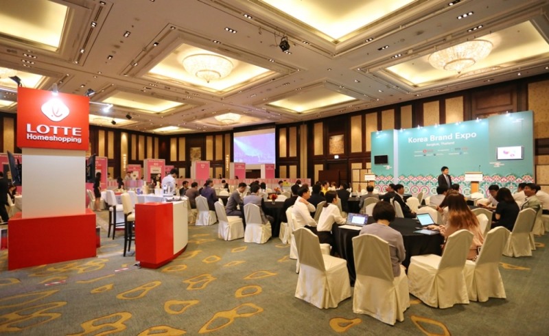 롯데홈쇼핑은 해외 현지에서에서 1대1 수출 상담을 진행하는 ‘대한민국 브랜드 엑스포’를 통해 중소기업의 해외 진출을 적극적으로 지원하고 있다.(태국 방콕에서 진행된 '대한민국 브랜드 엑스포')