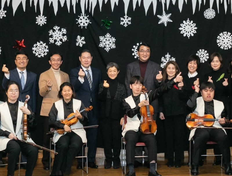 ‘온누리 사랑 챔버 오케스트라’ 창립 20주년 행사 단체 기념사진 (뒷줄 왼쪽 세 번째부터 조현상 효성 사장, 손인경 온누리 사랑 챔버 단장, 이재훈 온누리교회 담임목사)