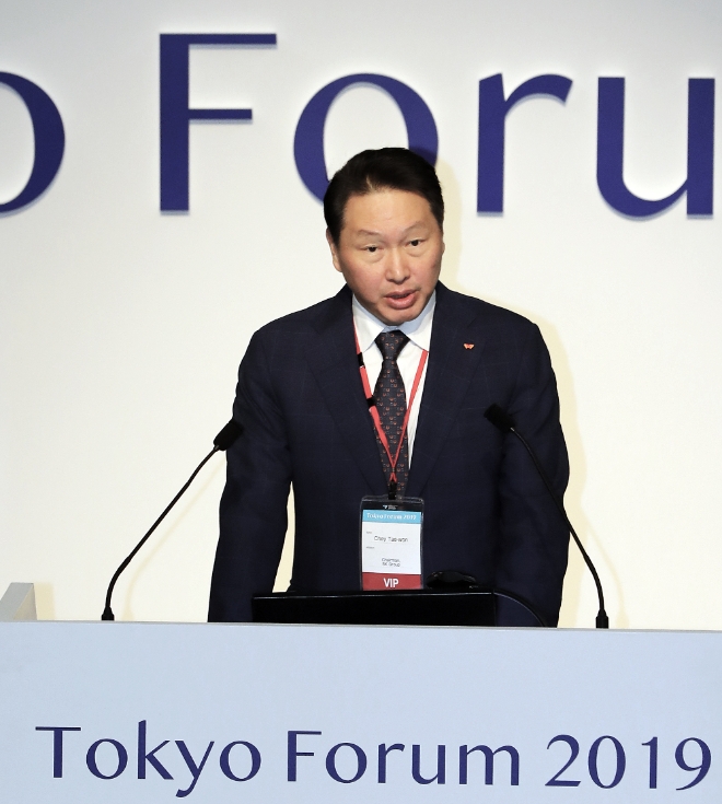 (사진=SK그룹) 최태원 SK  회장이 6일 일본 도쿄대에서 열린 '도쿄포럼 2019' 개막식에서 연설을 하고 있다.