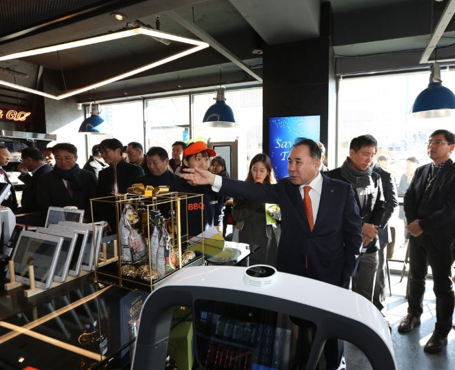 BBQ헬리오시티점 오픈. 오른쪽 세번째가 윤홍근 회장이다.