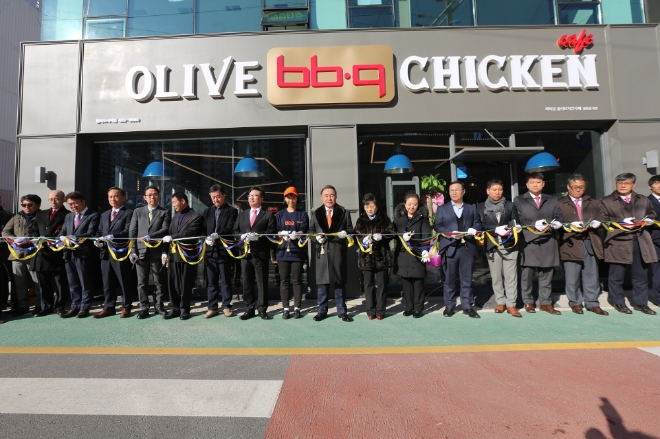 BBQ, ‘편리미엄 카페’ 그랜드오픈…푸드봇·태블릿오더 등 2020트렌드 구현