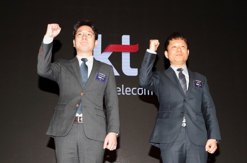 5G 경쟁력 강화 TF를 대표해 1등 KT인상 대상을 수상한 권영대(오른쪽) 부장과 허진혁 대리가 파이팅을 외치고 있다.