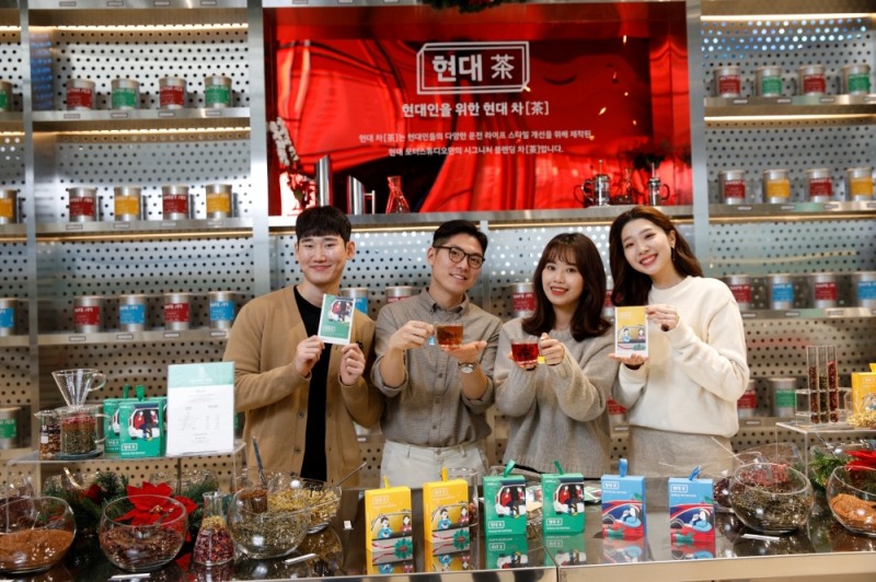 현대 모터스튜디오 현장에서 ‘나만의 현대차(茶) 방향제 만들기 블렌딩 체험존’이 진행되고 있다.