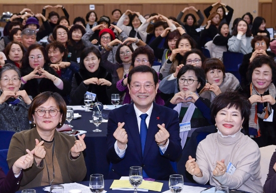 이용섭 광주광역시장이 6일 오후 서구 김대중컨벤션센터에서 열린 '제8회 광주젠더포럼'에 참석해 '혁신과 소통으로 다져가는 광주, 대한민국 미래로'를 주제로 특강을 마친 뒤 김미경 광주여성가족재단 대표이사, 오경자 광주여성단체협의회장 및 회원들과 기념촬영을 하고 있다./사진=광주광역시