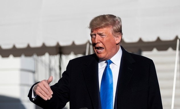 도널드 트럼프 미 대통령이 7일 백악관에서 플로리다주로 향하기 위해 전용 헬기 마린 원에 탑승하기 전 기자들과 이야기하고 있다. 트럼프는 이날 "비핵화 문제가 협상 테이블 위에서 치워졌다"는 김성 유엔주재 북한 대사의 발언에 대해 "북한과 좋은 관계를 유지하고 있다"고 강조하면서 발언의 중요성을 폄하했다.