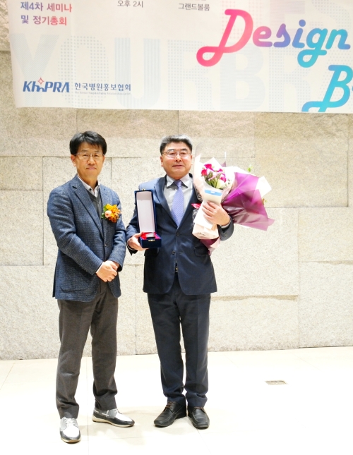 가톨릭대학교 서울성모병원 임성규 홍보팀장이 지난 6일 열린 한국병원홍보협회 정기총회에서 ‘2019 올해의 홍보인상’을 수상하고 기념사진을 찍었다.(좌측부터 데일리메디 안순범 대표이사, 임성규 서울성모병원 홍보팀장)