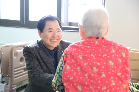 지난 설 명절에 사회복지시설을 찾은 신우철 완도군수/사진=완도군