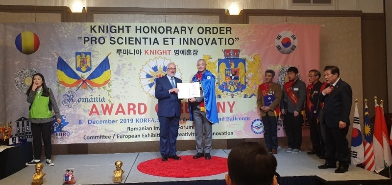 수상식 장면(왼쪽 : 김성혁 회장) / 사진=오케이그룹룹