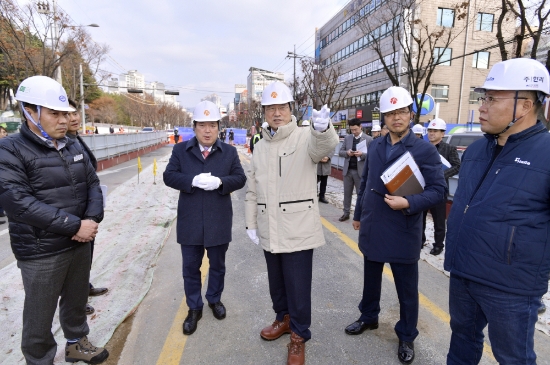 이용섭 광주광역시장이 9일 오후 남구 대남대로 백운동 하수관거 공사현장을 찾아 공사 관계자들을 격려하고 공사현장을 살펴보고 있다./사진=광주광역시