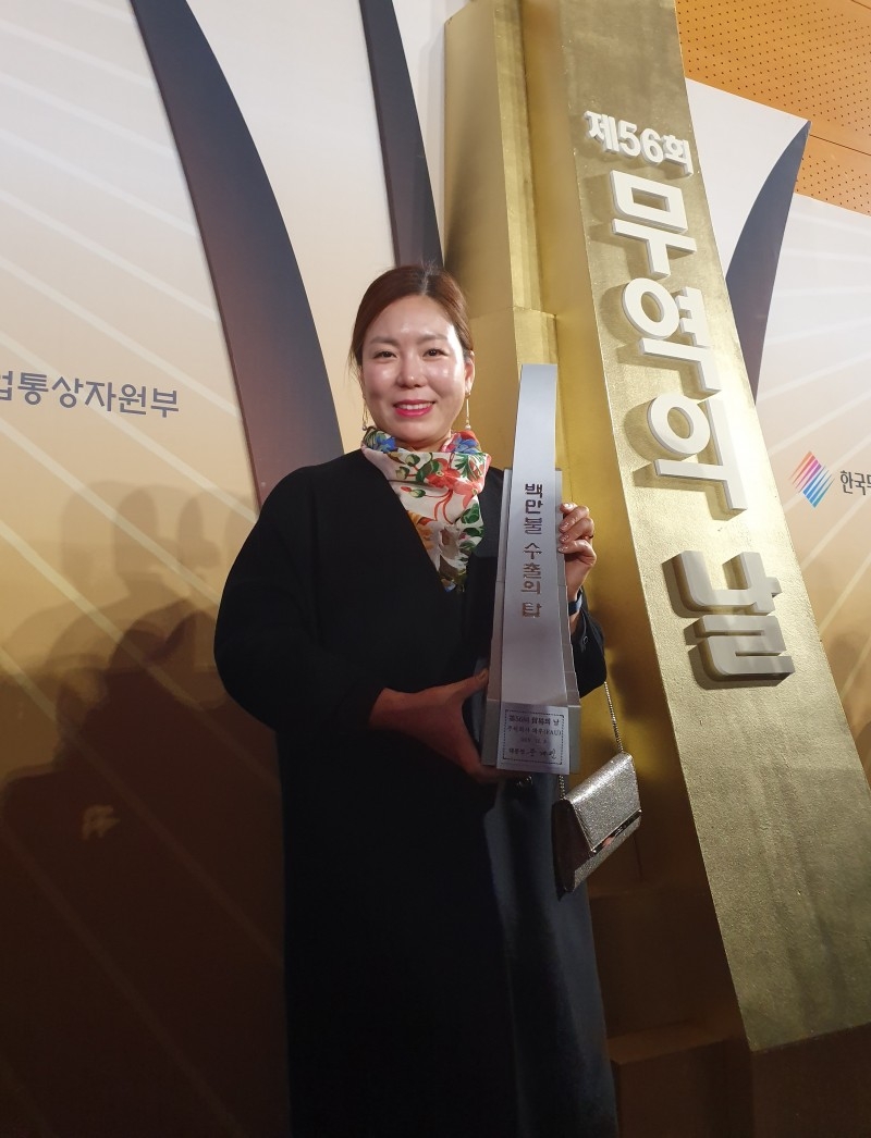 파우, 무역의날 100만불 수출탑 수상