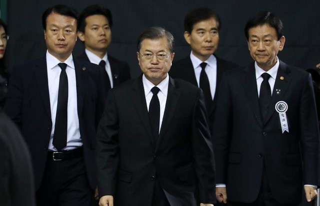 문재인 대통령이 10일 대구 계명대 성서캠퍼스에서 열린 독도 헬기 추락사고 순직 소방항공대원 합동 영결식에 침통한 표정으로 참석하고 있다.