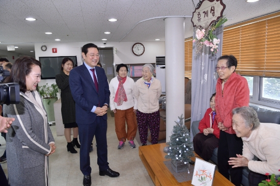 이용섭 광주광역시장이 10일 오전 동구 소태동 사회복지법인 이일성로원을 방문해 어르신들을 격려하고 있다./사진=광주광역시