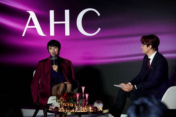 AHC의 브랜드 앰버서더로 활약하고 있는 배우 김혜수가 AHC 신제품 ‘타임 리와인드 리얼 아이크림 포 페이스’ 런칭 행사에 참석,자신의 뷰티 노하우를 공유