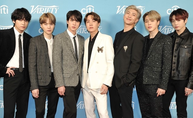 방탄소년단(BTS)이 7일(현지시간) 미 캘리포니아주 웨스트 할리우드 소호 하우스에서 열린 2019 버라이어티 히트메이커 브런치에 참석해 포토타임을 갖고 있다. BTS는 이 행사에서 '올해의 버라이어티 그룹'상을 받았다.