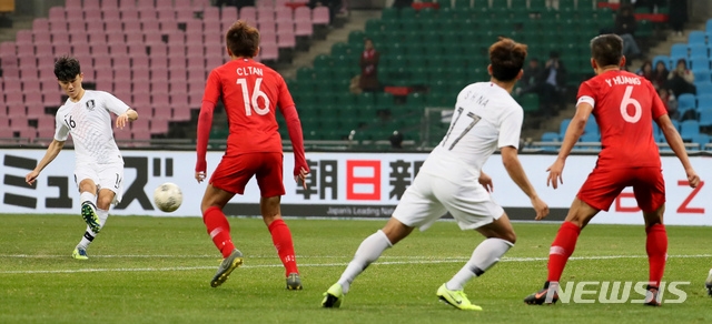  11일 오후 부산 아시아드 주경기장에서 열린 2019 동아시안컵(EAFF E-1) 챔피언십 남자부 대한민국과 홍콩의 경기에서 한국 황인범이 선제골을 성공시키고 있다. 