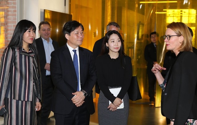 성윤모 산업통상자원부 장관이 10일(현지 시각) 독일 베를린에 위치한 팩토리 베를린을 방문해 관계자로부터 주요 업무 현황을 청취하고 있다.