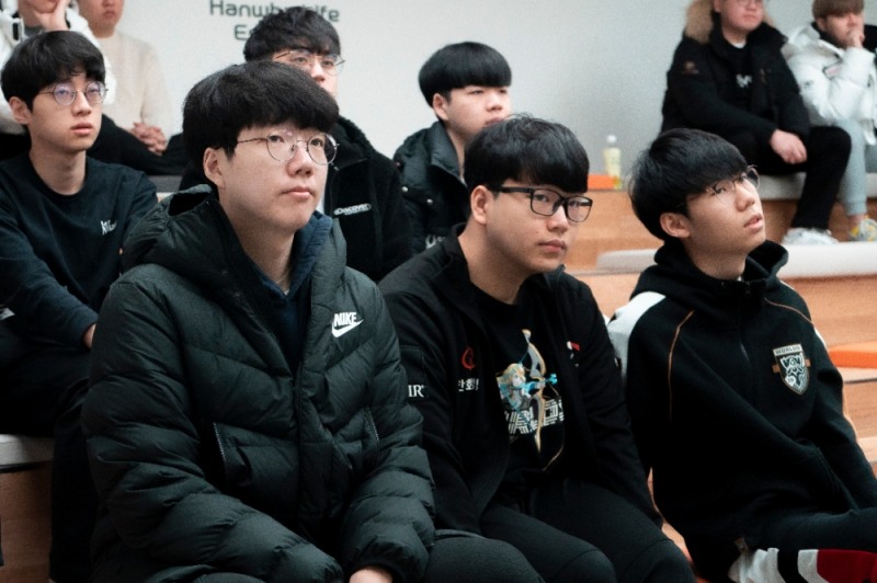 귀 기울여 강연을 듣고 있는 한화생명 선수들(사진=한화생명e스포츠 제공).
