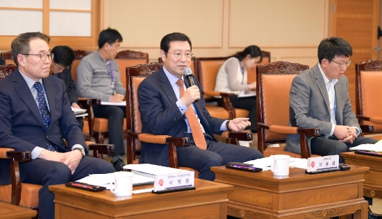 이용섭 광주광역시장이 13일 오후 시청 3층 비즈니스룸에서 열린 ‘미세먼지 특별대책위원회’ 참석해 회의를 주재 하고 있다./사진=광주광역시