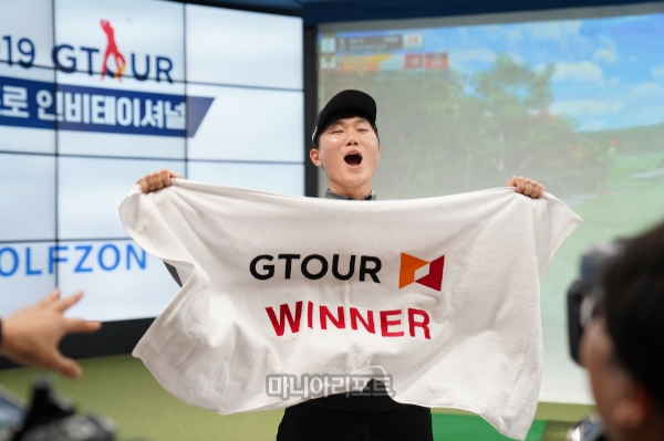 우승자 전성현이 기뻐하고 있다. 사진=골프존