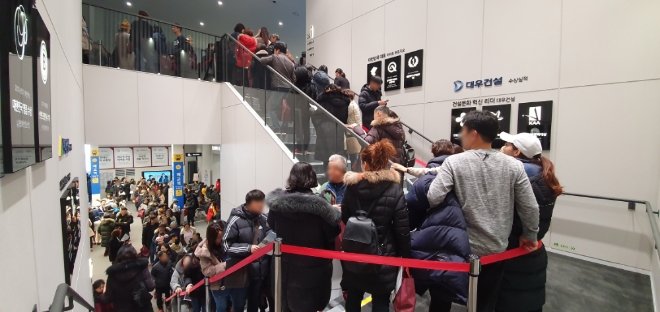 ‘힐스테이트 푸르지오 수원’ 견본주택 13일 오픈 후 5만여명 방문 '장사진'