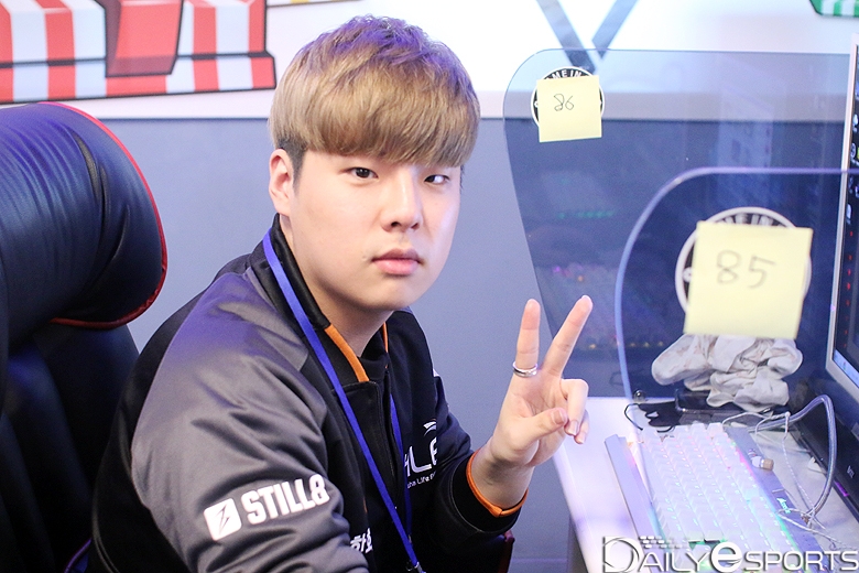 죽음의 조를 1위로 뚫어 낸 한화생명e스포츠 문호준.