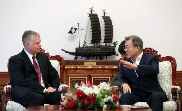 문재인 대통령이 지난해 9월11일 청와대에서 스티븐 비건 미 국무부 대북정책 특별대표를 접견하고 있는 모습.