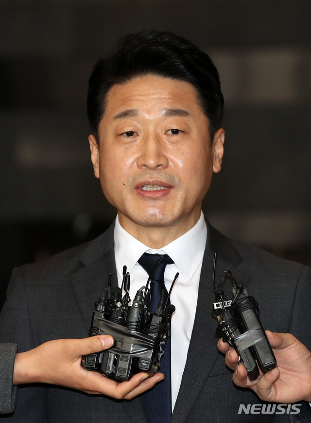 (사진=뉴시스) 이호현 산업통상자원부 무역정책국장이 도쿄에서 열리는 제7차 한일 수출관리정책대화에 참석하기 위해 지난 15일 오후 서울 강서구 김포국제공항을 통해 출국 전 인터뷰를 하고 있다.